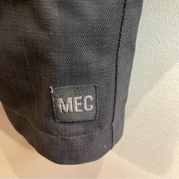 MEC Sz L Crosstown Multiple Pockets Venting Under Arm & Back Zipper Snaps Jacket - Picture 4 of 16